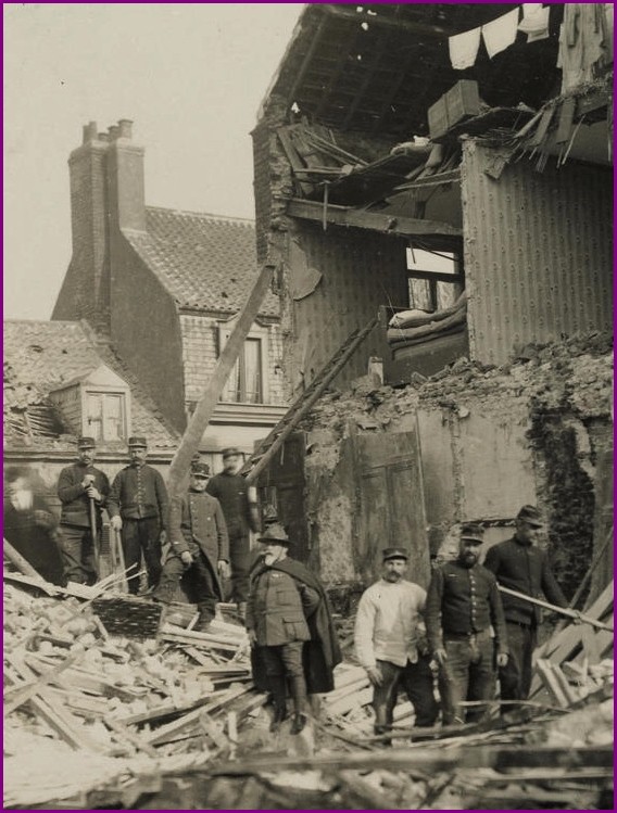 Calais 14 18 bombardements sur calais en 1915 par zeppelin encadre