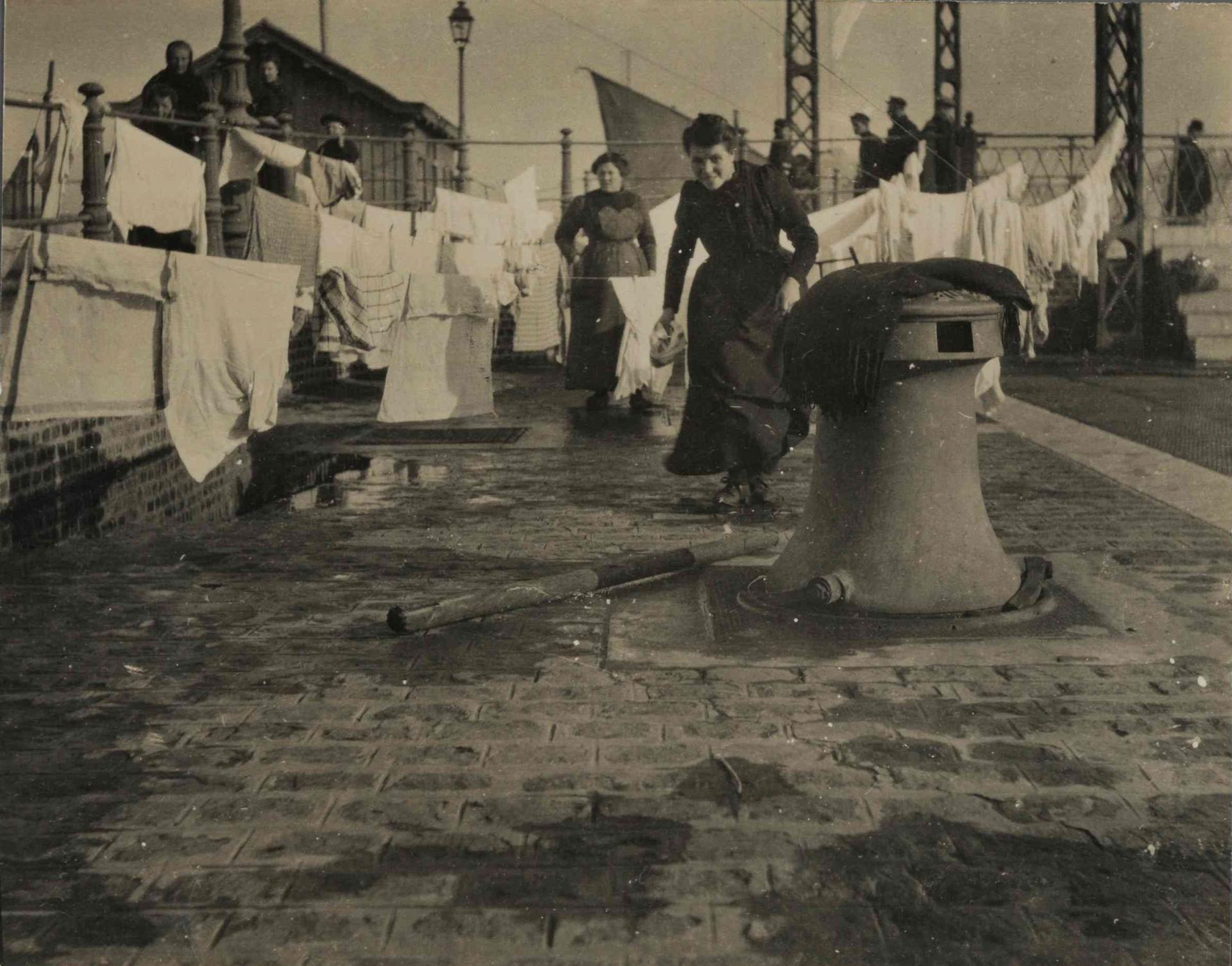 Calais 14 18 femmes d ostende faisant secher leur linge sur les quais du bassin ouest a calais