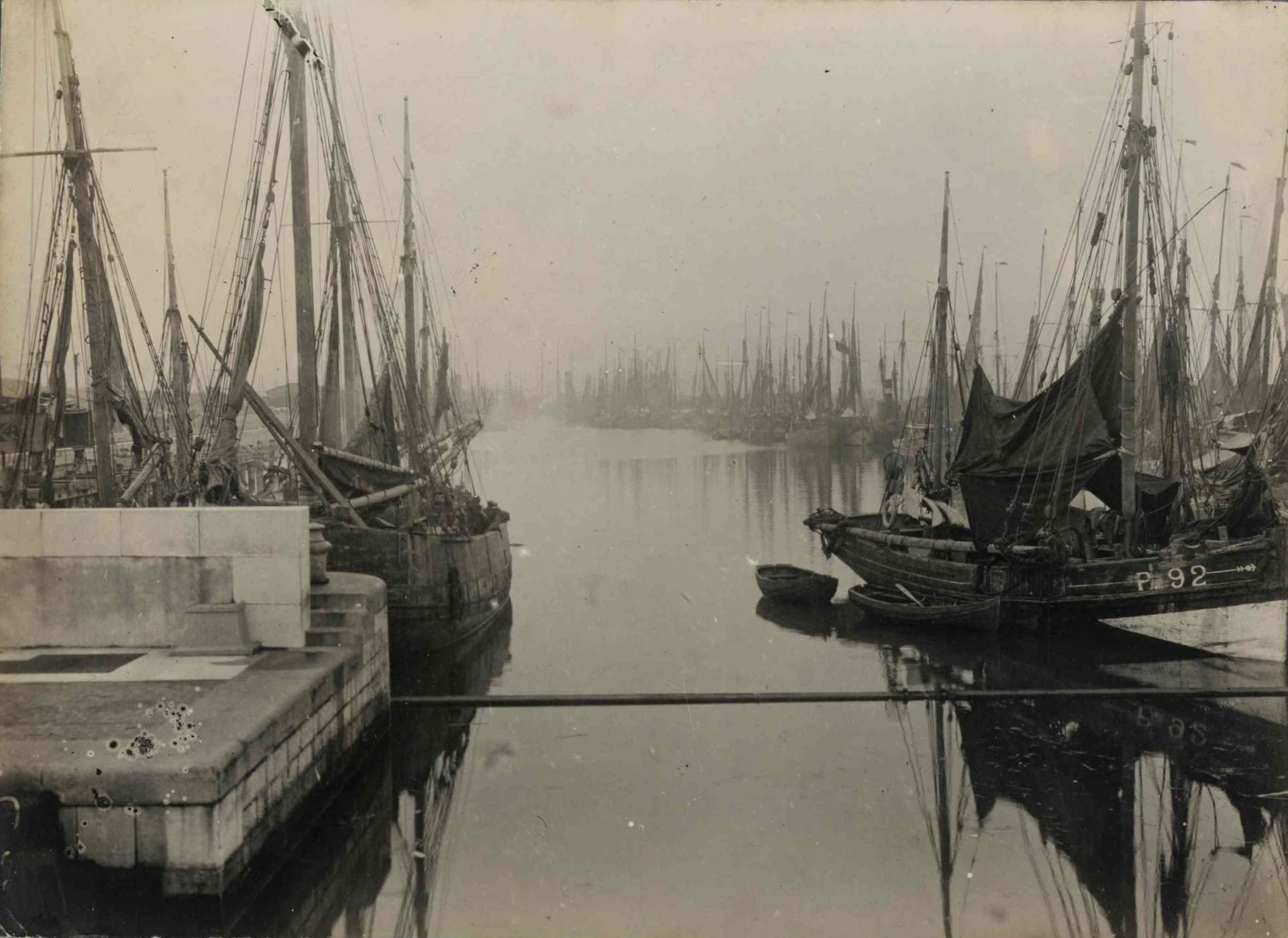 Calais 14 18 les bateaux des ports belges refugies dans le bassin ouest de calais