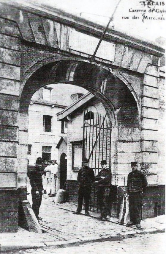 Calais entree de la caserne de guise rue des marechaux