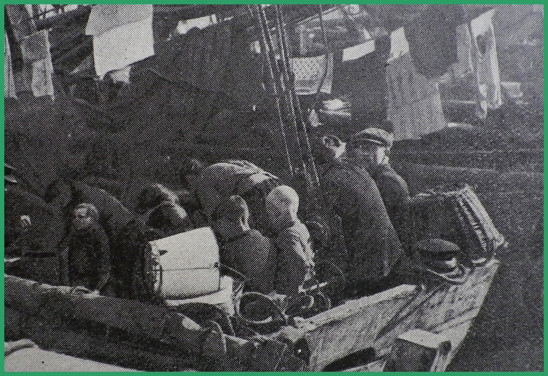 Calais 14 18 bateau de peche belge servant d asile aux femmes et enfants des marins de l equipage photo prise au bassin ouest encadre