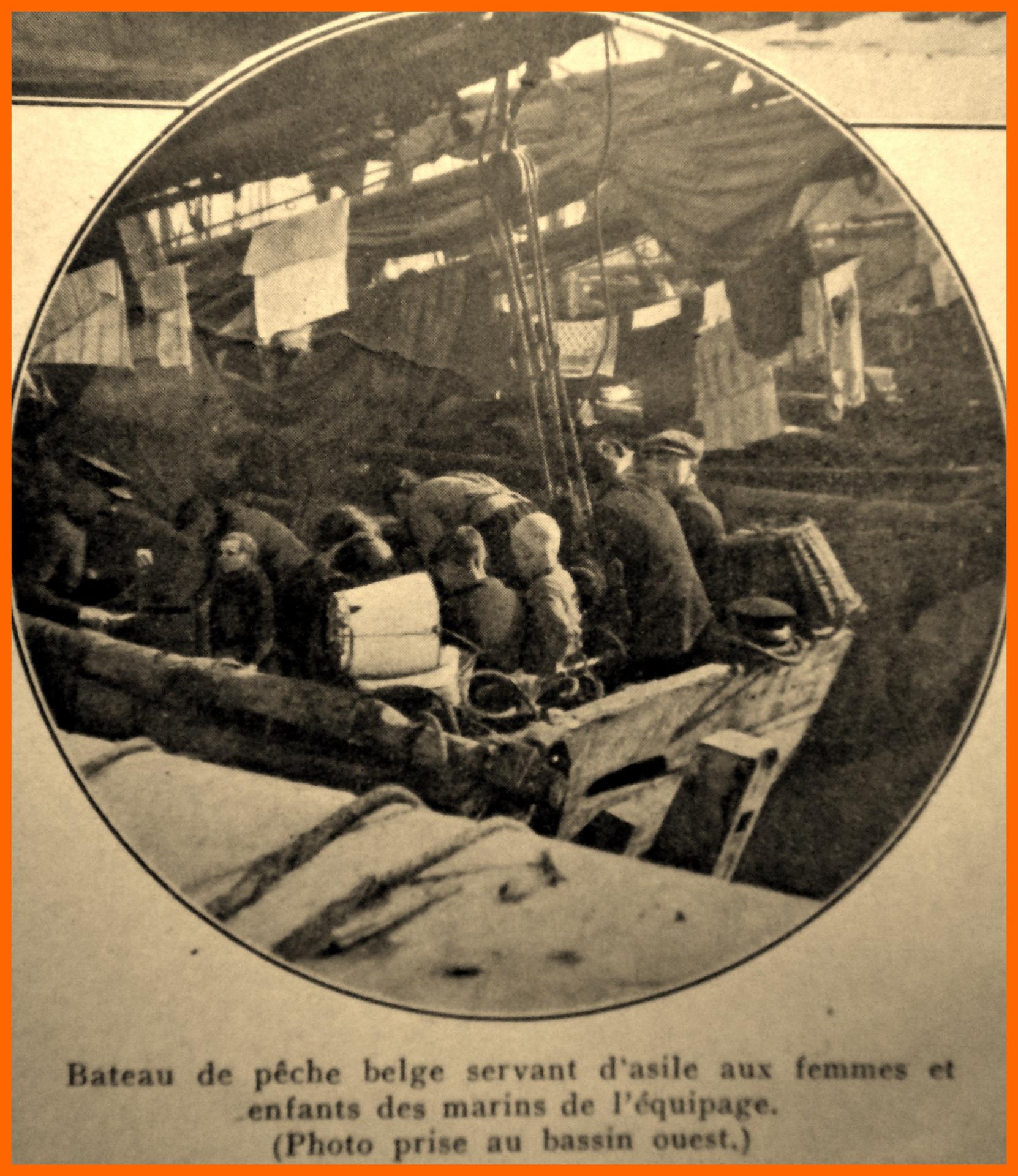 Calais 14 18 bateau de peche belge servant d asile encadre
