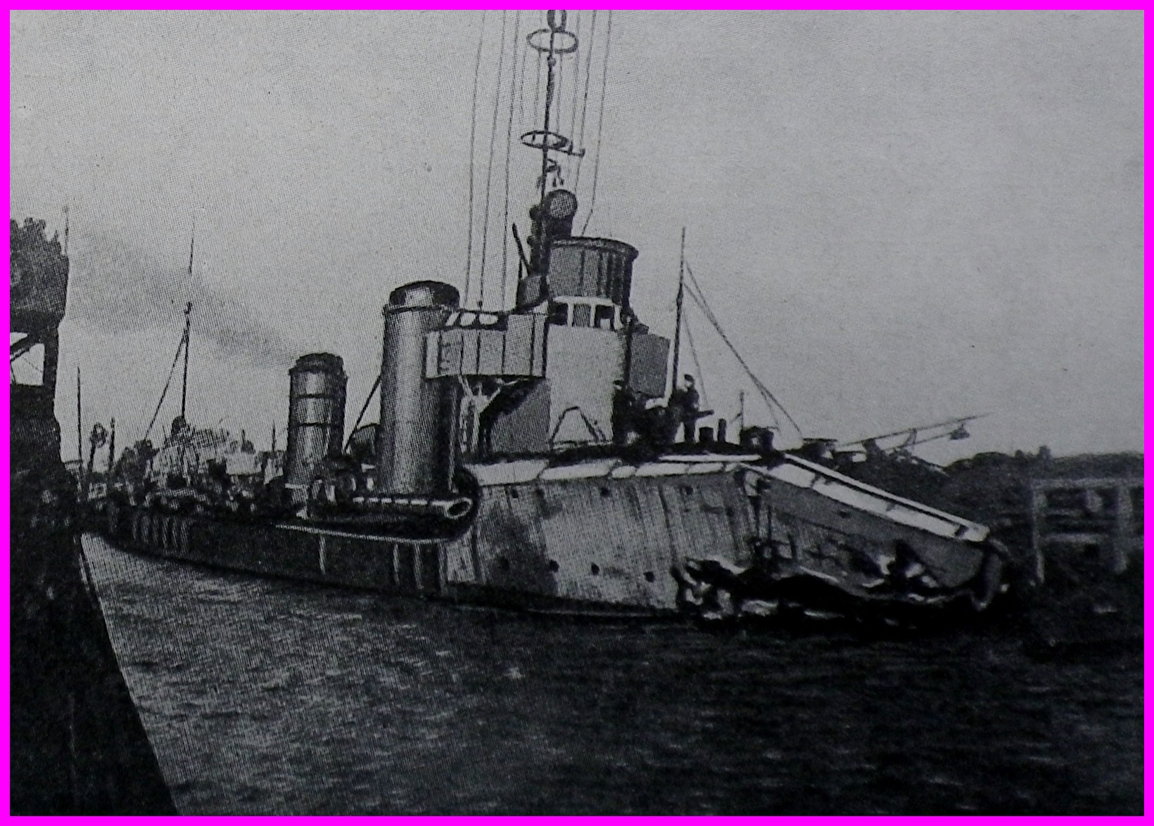 Calais 14 18 destroyer allemand a son retour du raid contre le barrage du gris nez 15 avril 1918 photo prise a zeebrugge encadre
