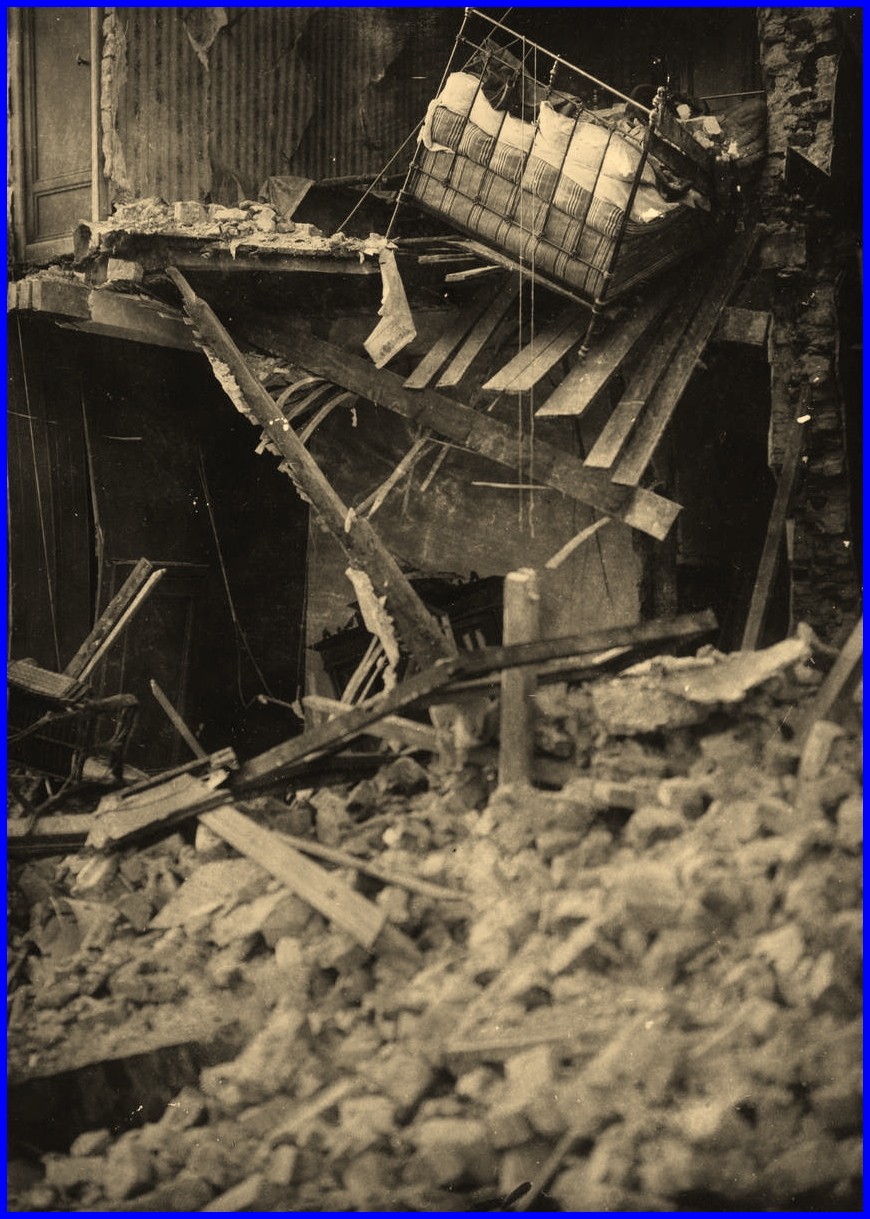 Calais 14 18 maison detruite suite bombardement par zeppelin en 1915 encadre