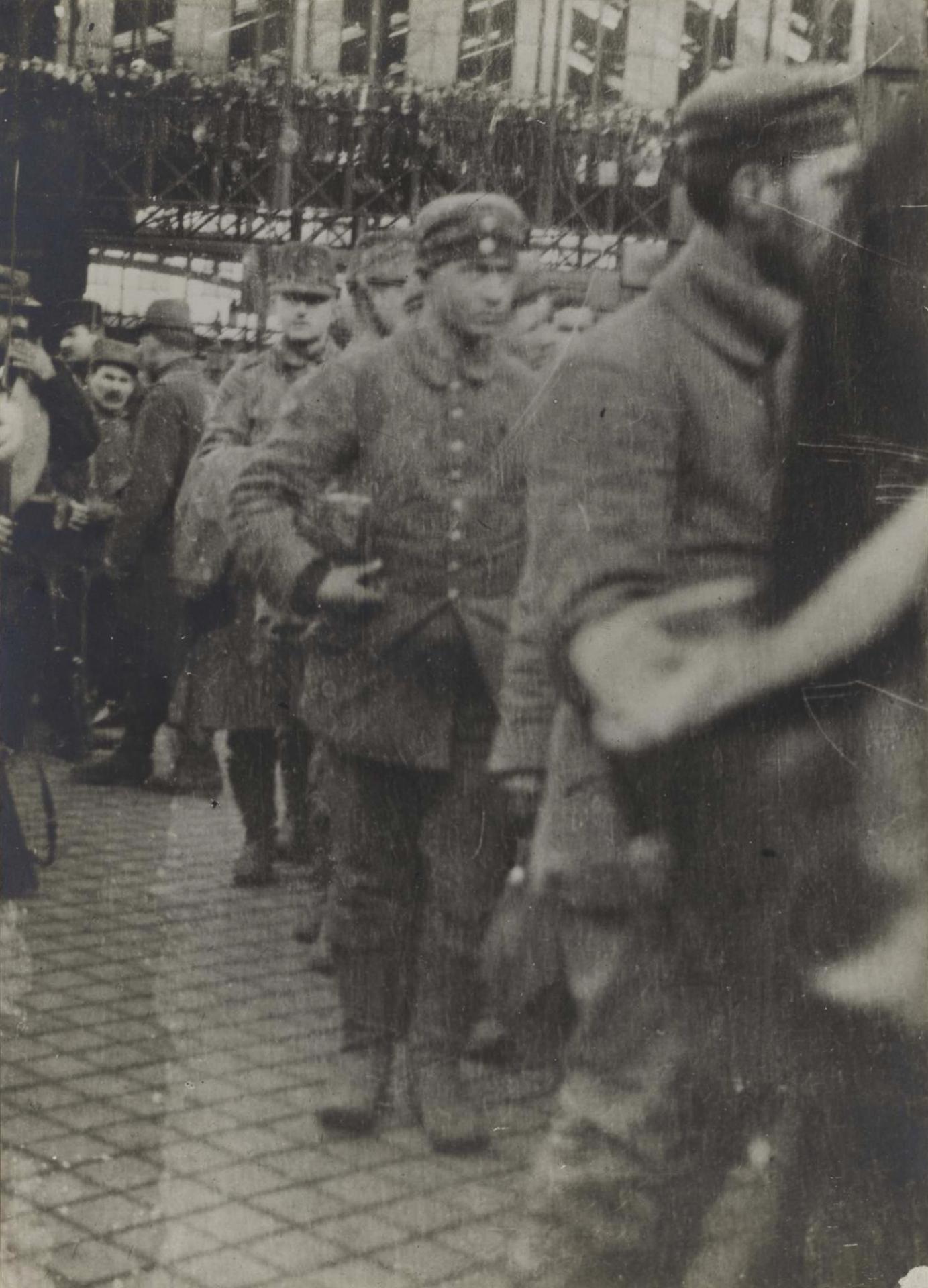 Calais 14 18 prisonniers allemands arrivant a calais d ypres 1915