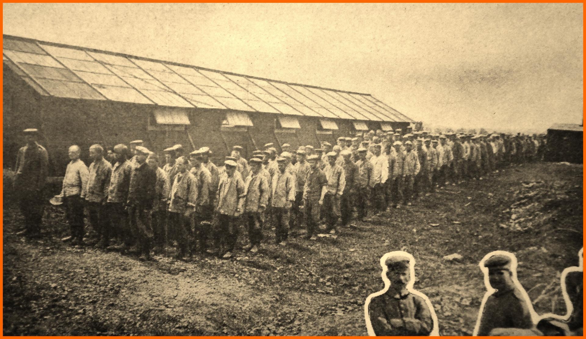 Calais 14 18 prisonniers allemands partant au travail dans les depots anglais du camp retranche de calais encadre